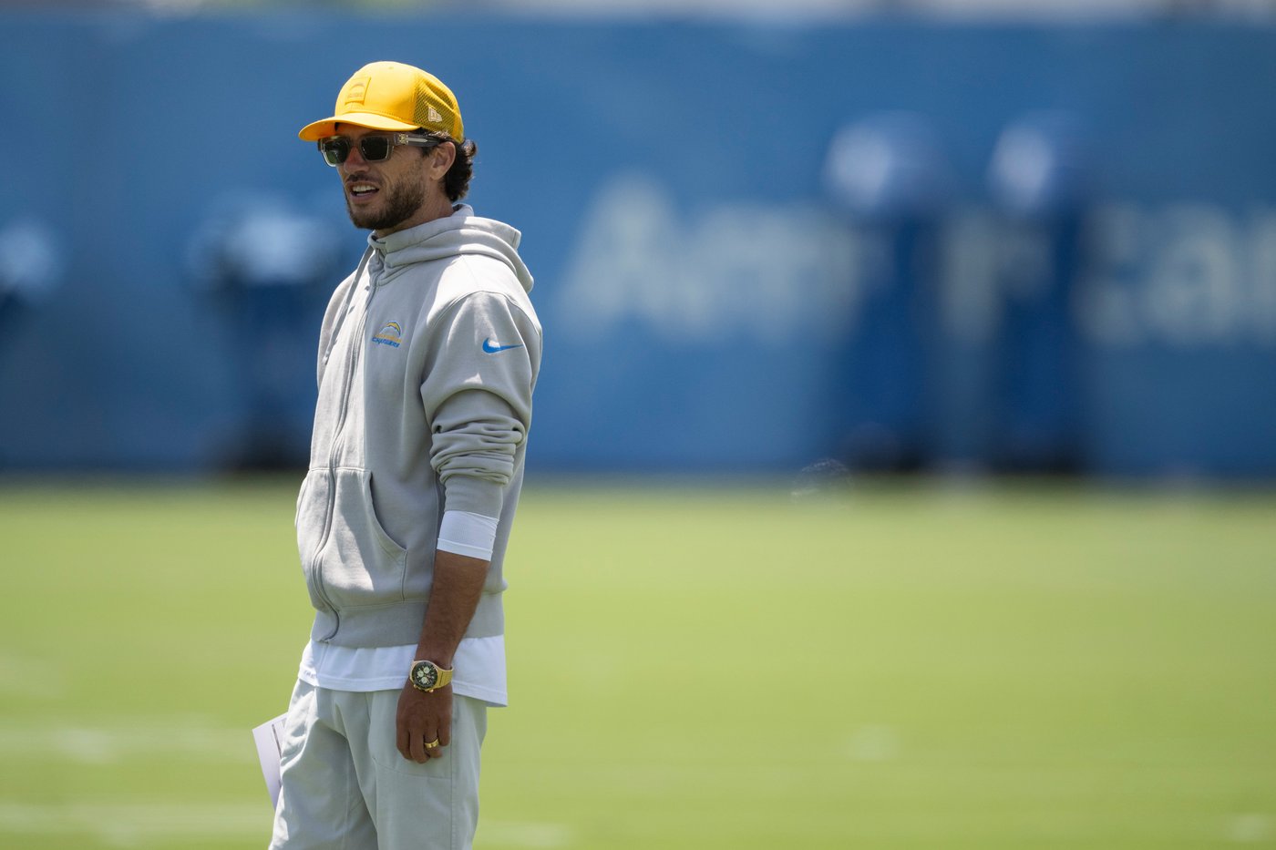 Mike McDaniel’s new Chargers role comes with a familiar sideline staple: the sweatshirt | iNFOnews.ca