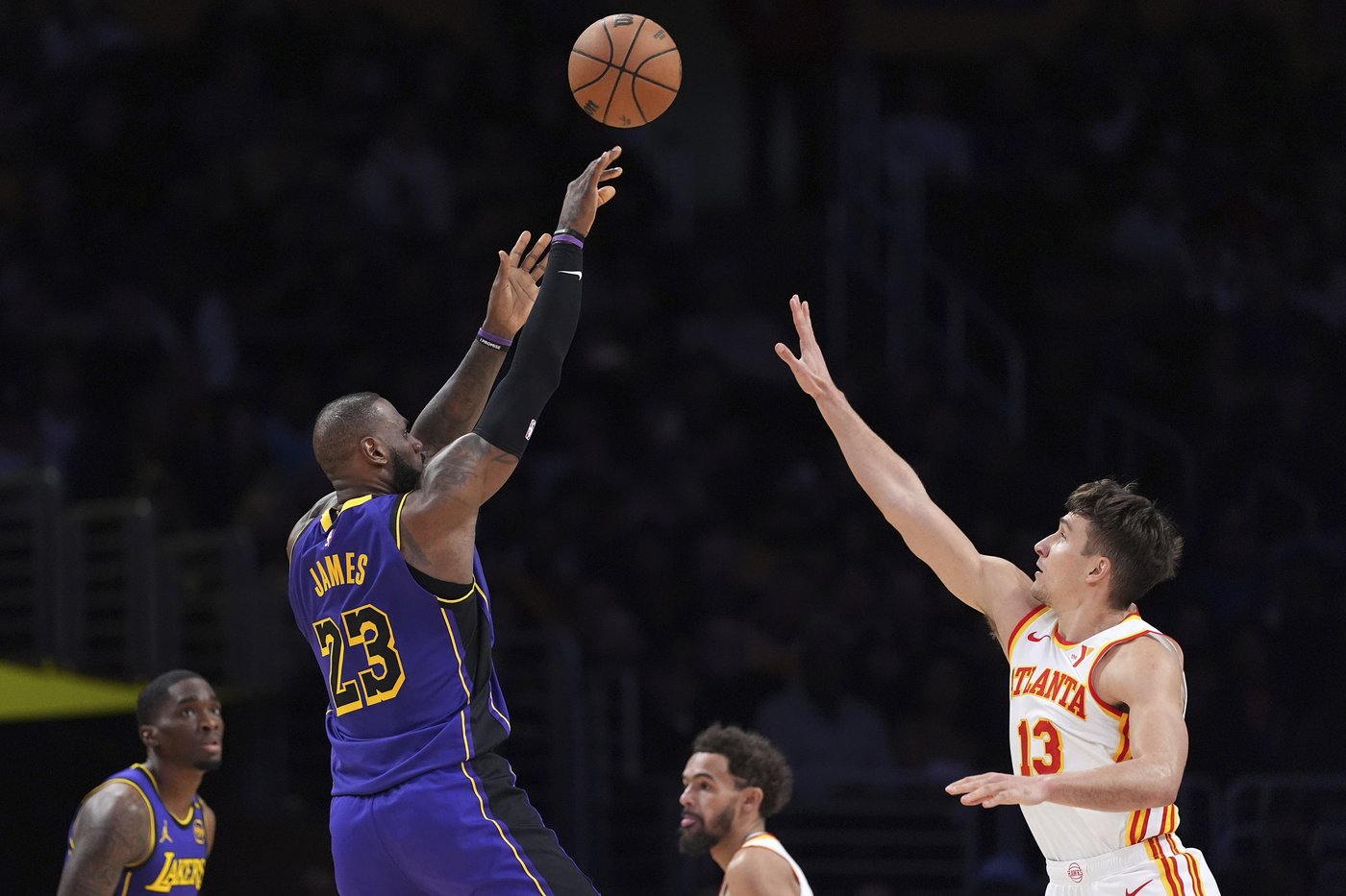 LeBron James breaks Michael Jordan's record for 30-point games with his 563rd | iNFOnews.ca