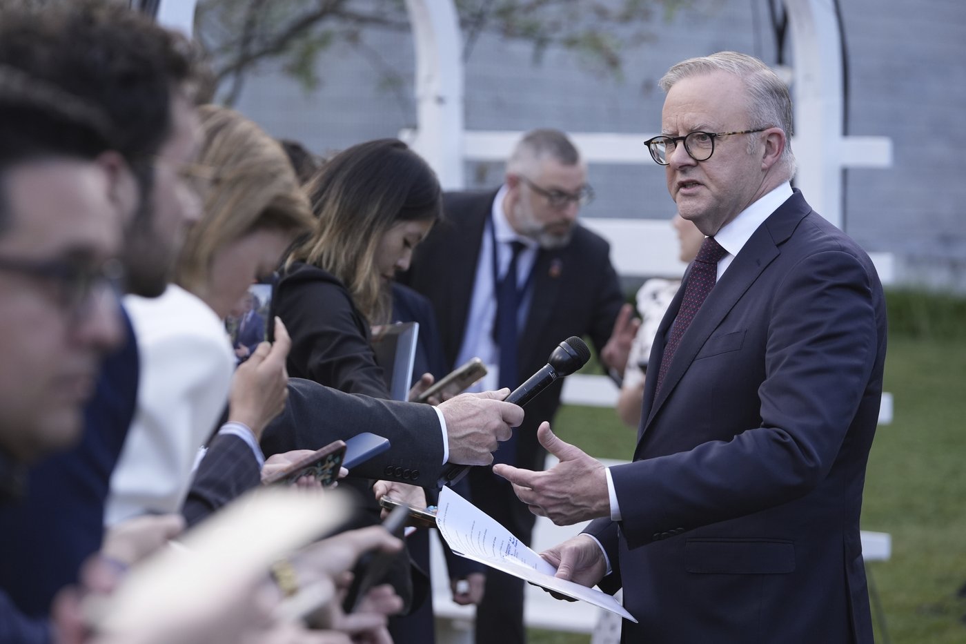 Australian prime minister defends himself from an accusation that he asked for free flight upgrades | iNFOnews.ca