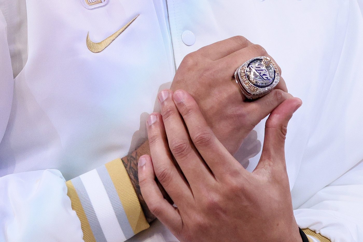 Thunder receive NBA championship rings, raise banner before season opener against Rockets | iNFOnews.ca Thunder receive NBA championship rings, raise banner before season opener against Rockets | iNFOnews.ca