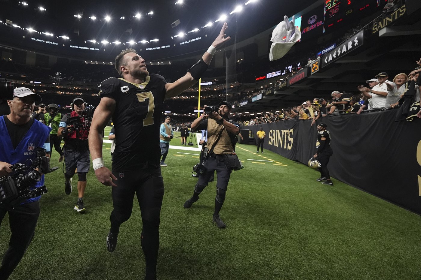 Taysom Hill runs for 3 TDs as the Saints top Jameis Winston and the struggling Browns 35-14 | iNFOnews.ca
