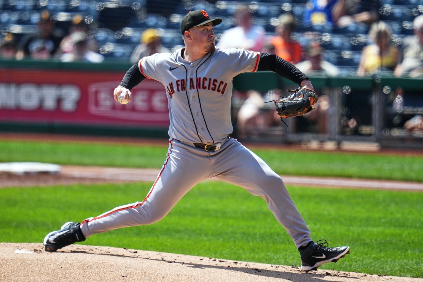 Pirates use six relievers to two-hit the Giants in a 5-2 victory | iNFOnews.ca