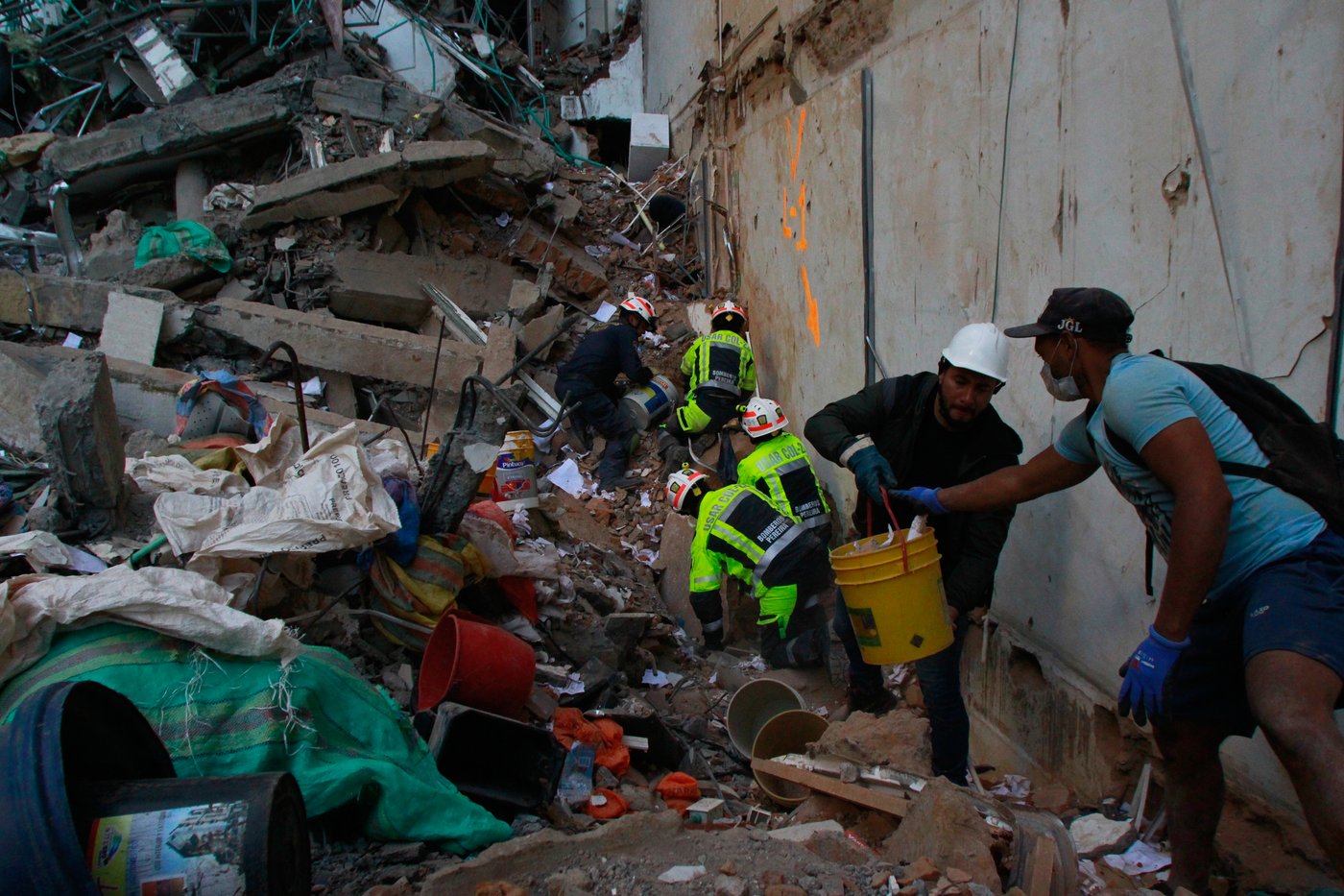 As search for thousands of missing pushes on, Colombia earthquake tests new president | iNFOnews.ca