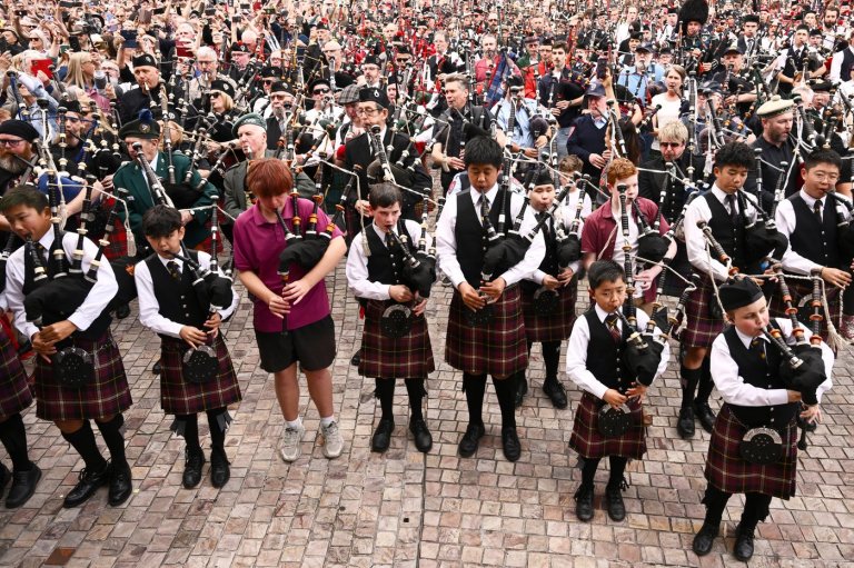 Bagpipers claim world record with AC/DC's 'It's a Long Way to the Top' | iNFOnews.ca