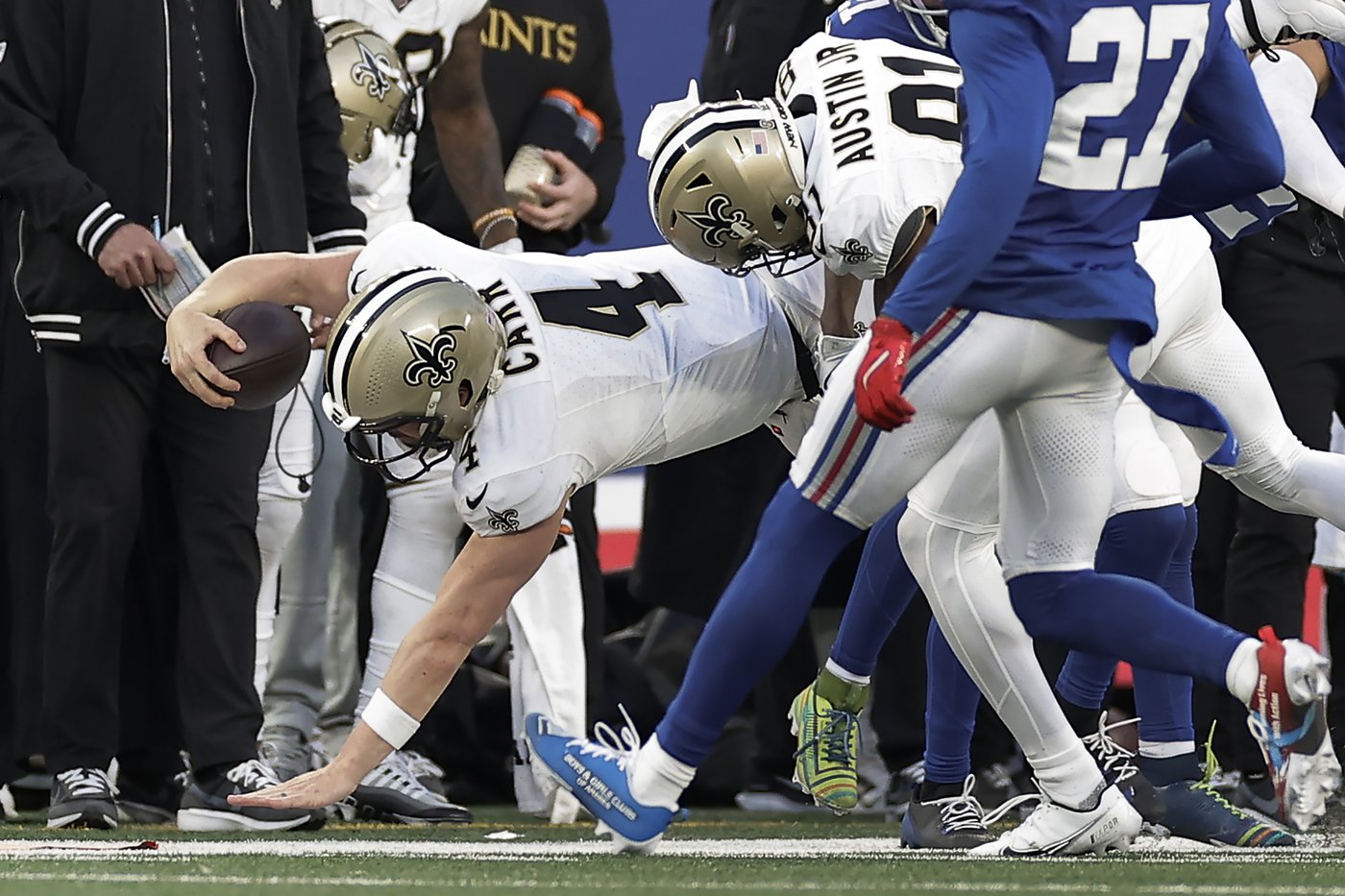 Saints QB Derek Carr injures left hand on dive in 4th quarter of win over Giants | iNFOnews.ca Saints QB Derek Carr injures left hand on dive in 4th quarter of win over Giants | iNFOnews.ca