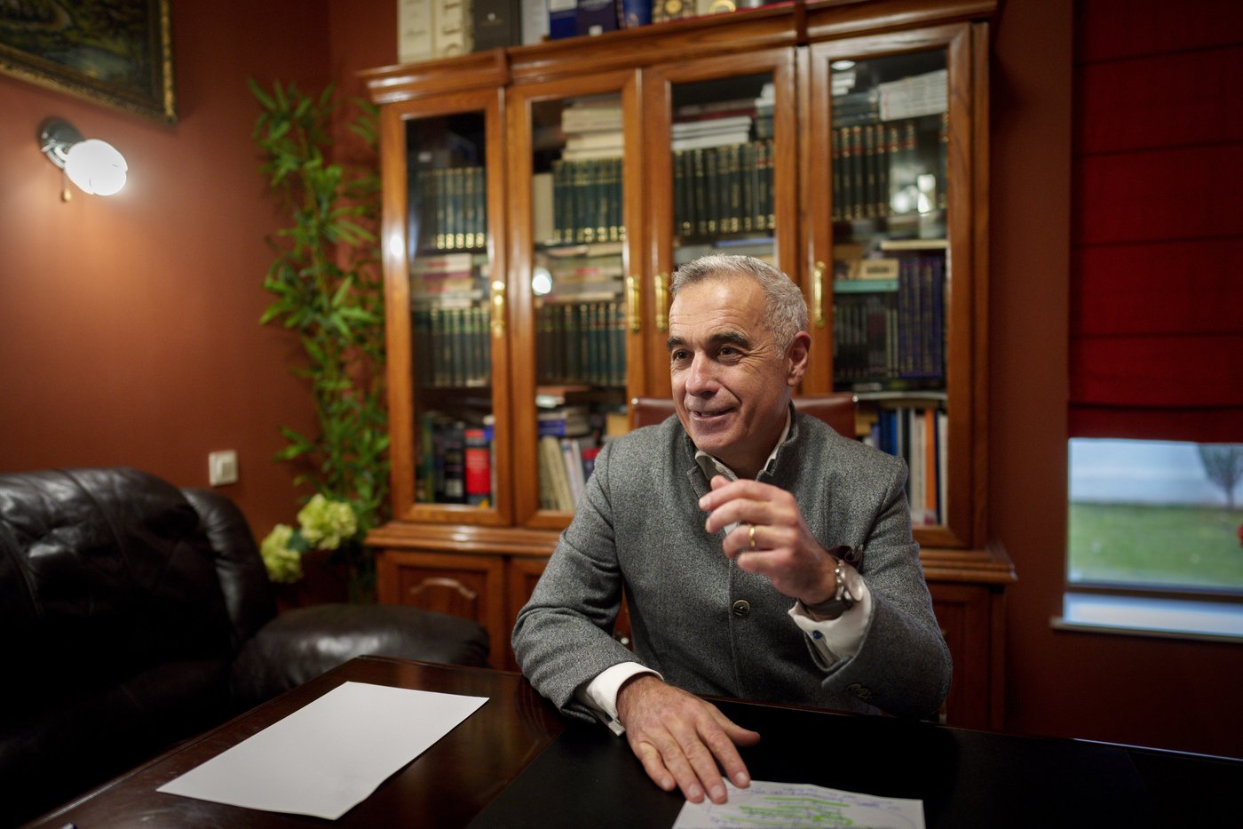 Romania's surprise front-runner says he's not pro-Russia. But Romania alleges he had Moscow's help | iNFOnews.ca