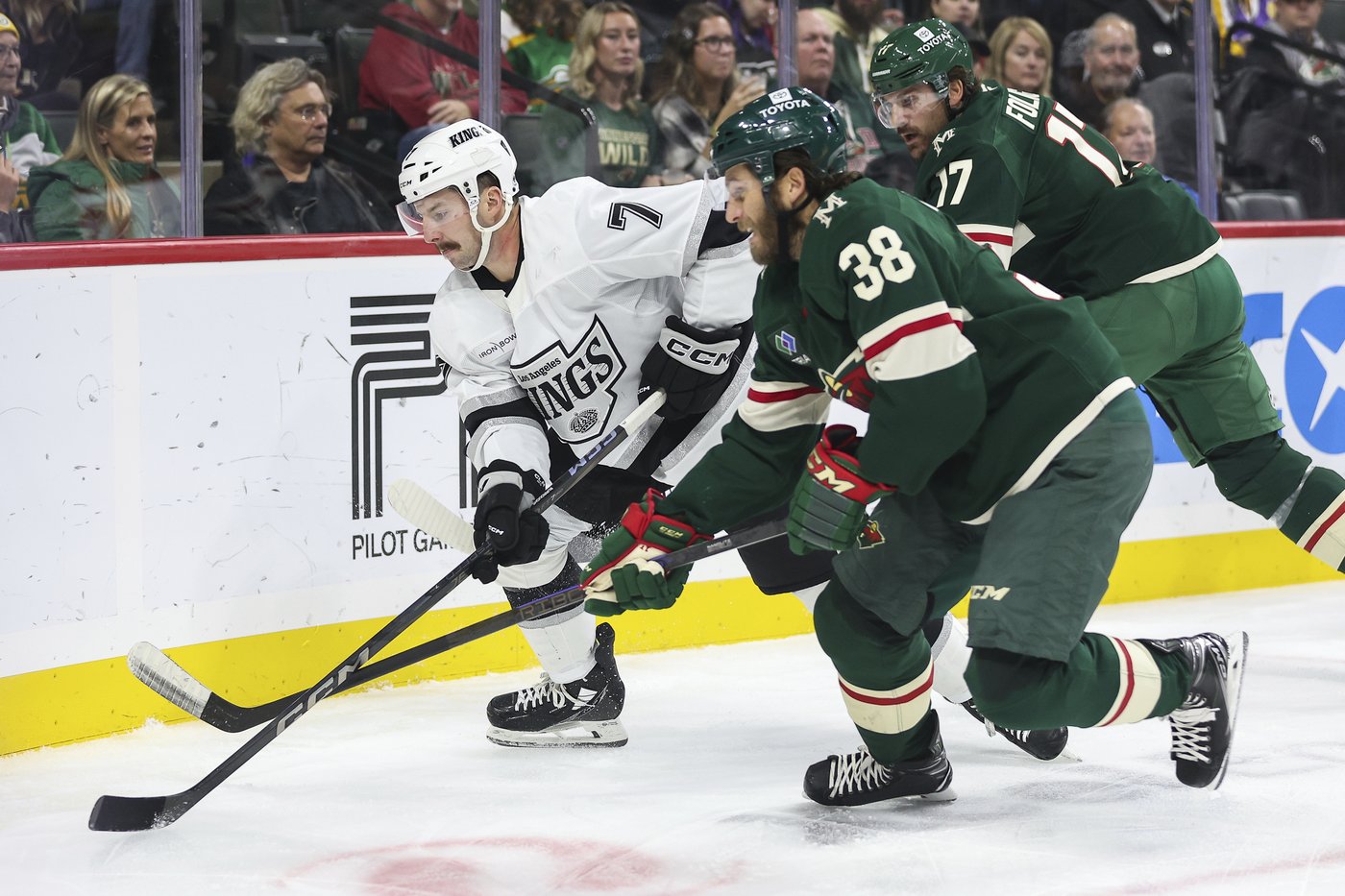 Lewis scores twice, Kings roll to 5-1 win over Wild | iNFOnews.ca