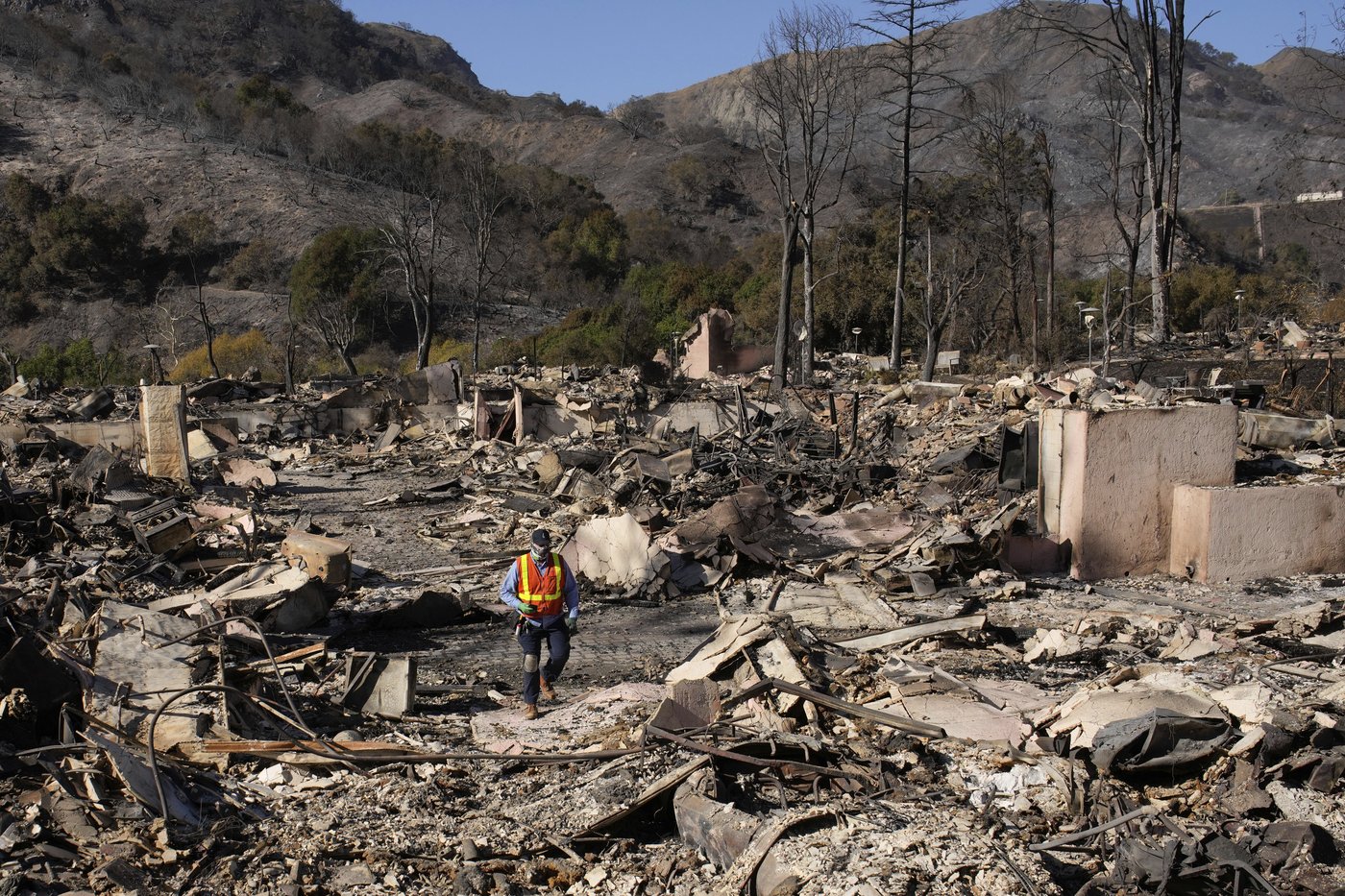 Fire-ravaged Southern California braces for gusty winds and heightened wildfire risk | iNFOnews.ca