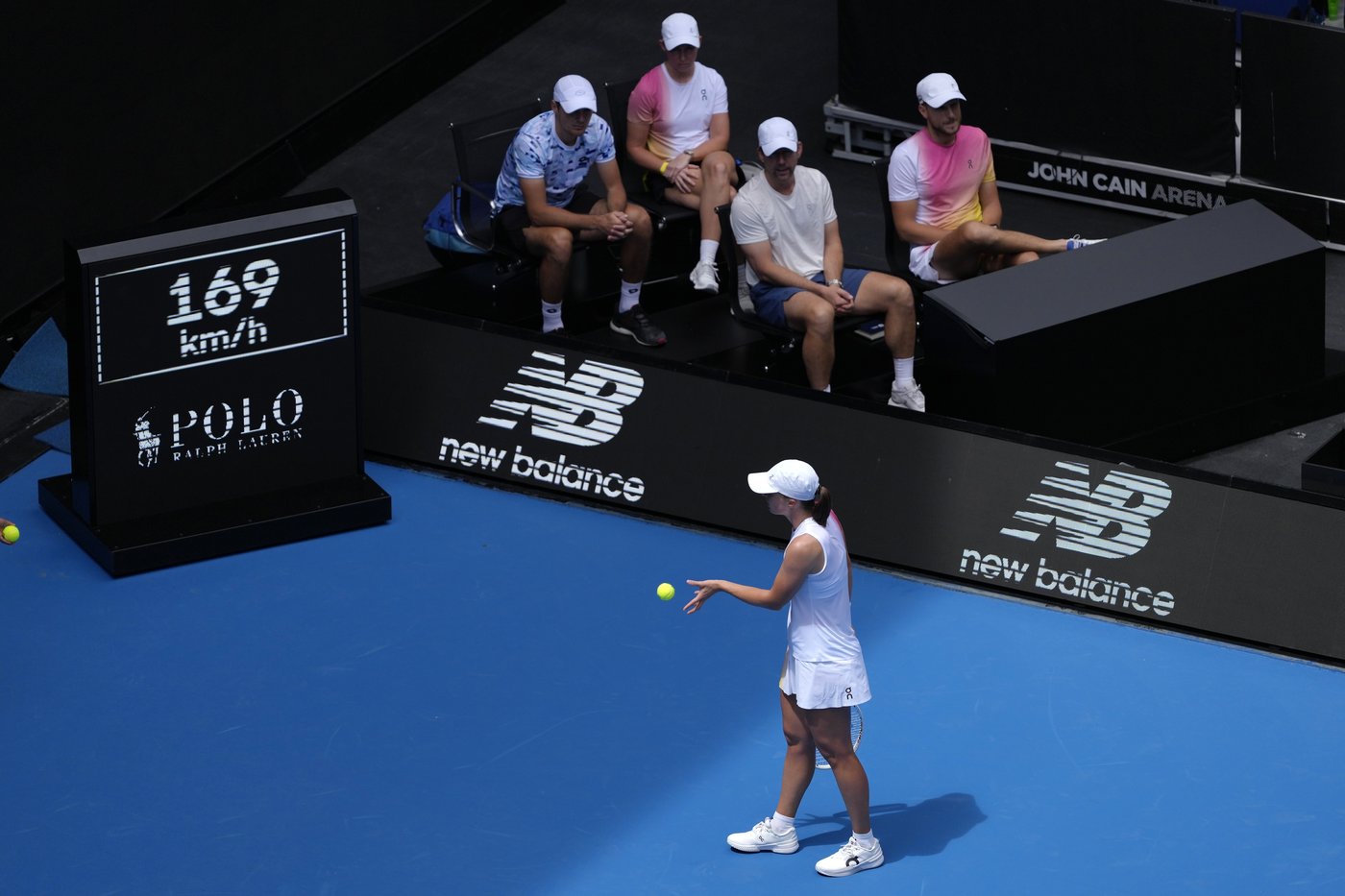 Novak Djokovic and Andy Murray chatted mid-match thanks to the new Australian Open coaches' box | iNFOnews.ca Novak Djokovic and Andy Murray chatted mid-match thanks to the new Australian Open coaches' box | iNFOnews.ca