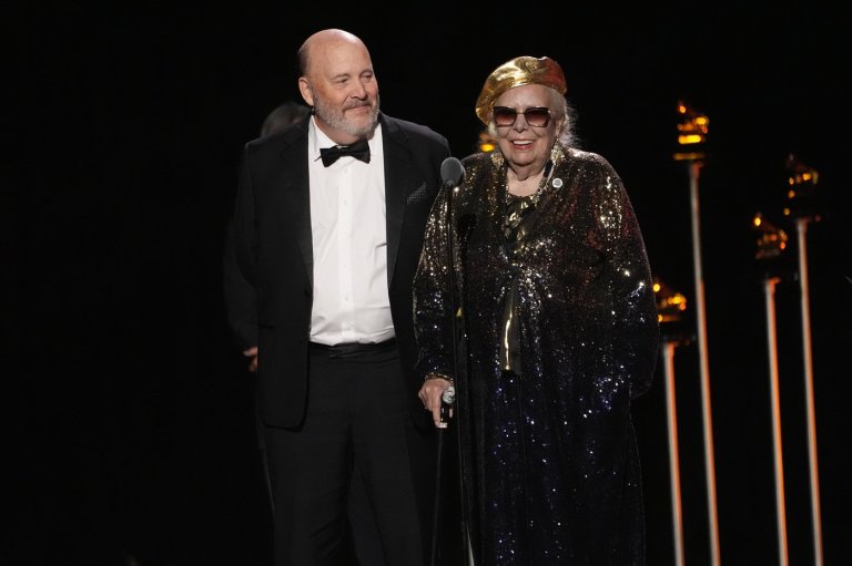 Joni Mitchell wins best historical album Grammy, wears "Ice Out" button on stage | iNFOnews.ca