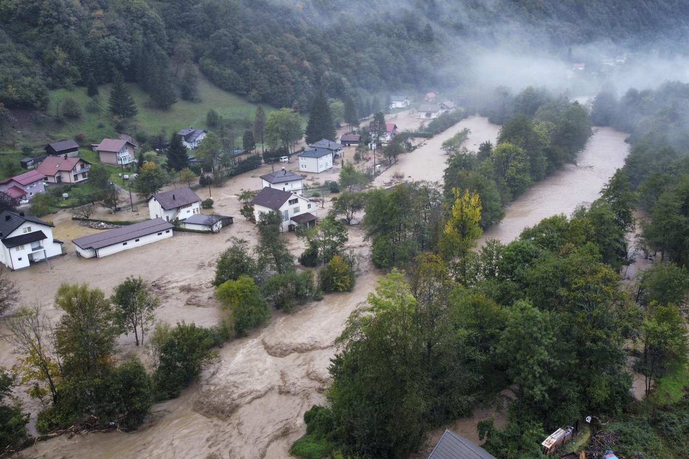 Rainstorms and heavy floods hit large parts of Bosnia, killing at least 16 people | iNFOnews.ca