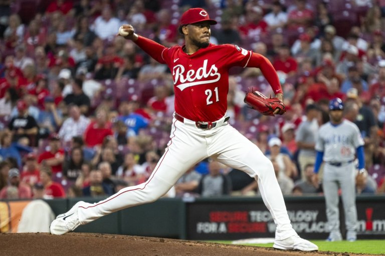 Reds pitcher Hunter Greene holds Cubs hitless until Ballesteros' two-out double in the 7th | iNFOnews.ca