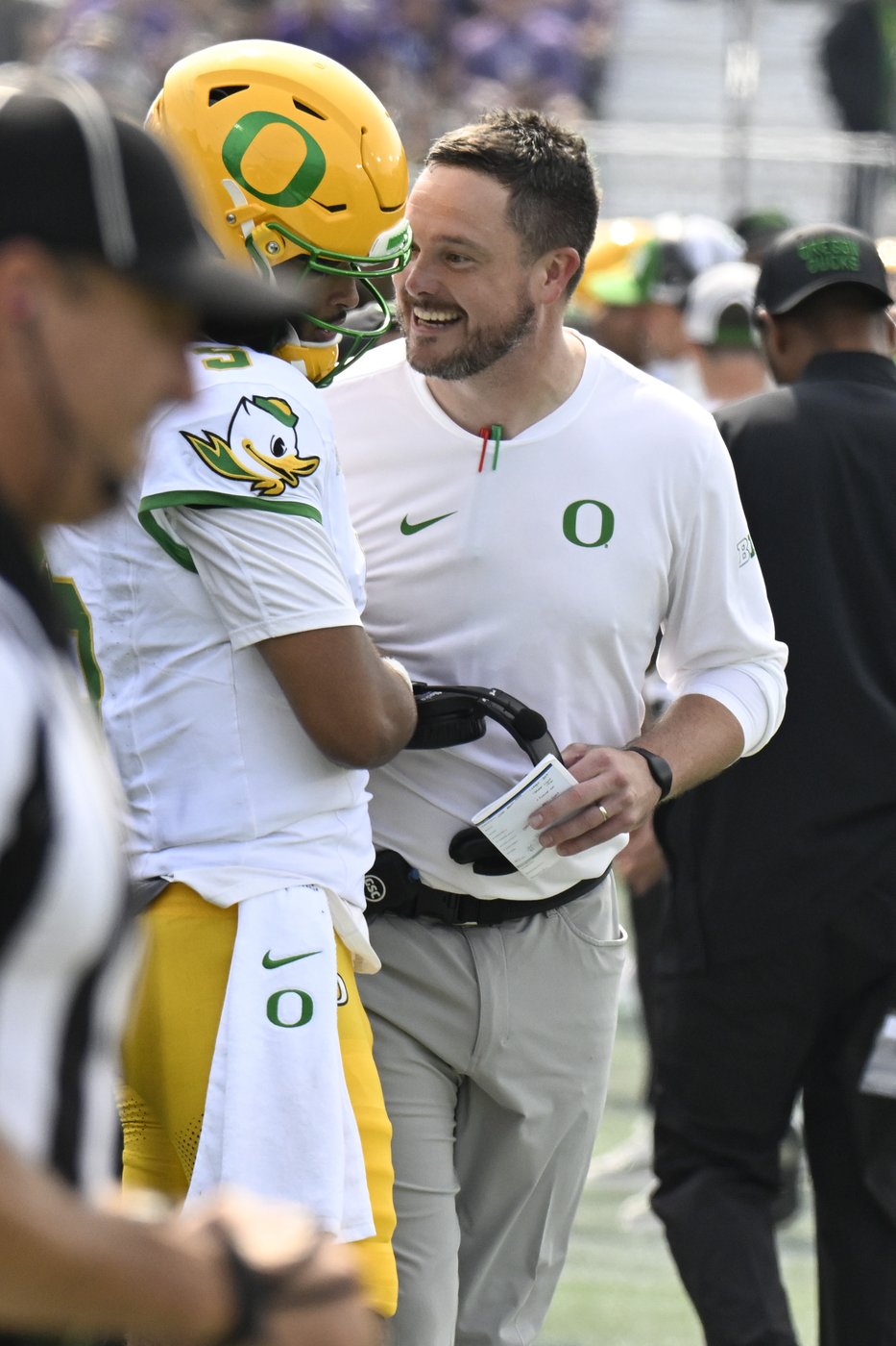 No. 4 Oregon cruises past Northwestern 34-14 | iNFOnews.ca
