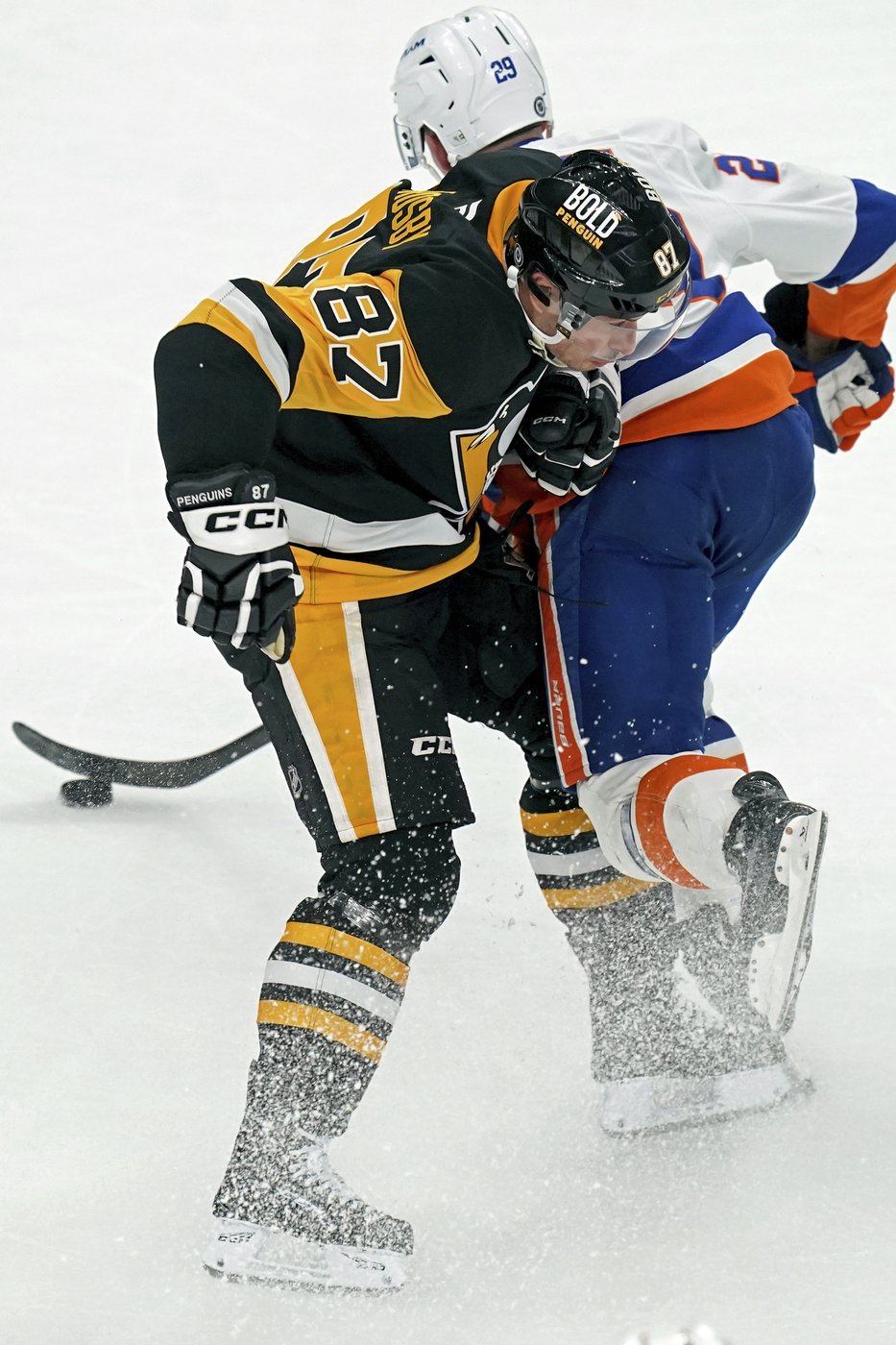 Crosby breaks Lemieux's Penguins career assists record in 3-2 victory over the Islanders | iNFOnews.ca