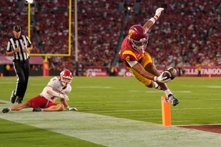 Maiava passes for 349 yards, hits frosh Mosley for 2 TDs in No. 14 USC's 39-0 rout of Fresno State | iNFOnews.ca