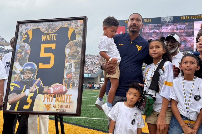 West Virginia retires record-setting quarterback Pat White's No. 5 jersey number | iNFOnews.ca