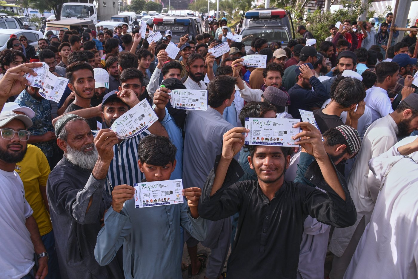 Hundreds stuck in long lines as Pakistan Super League ticket snag slows return of spectators | iNFOnews.ca Hundreds stuck in long lines as Pakistan Super League ticket snag slows return of spectators | iNFOnews.ca