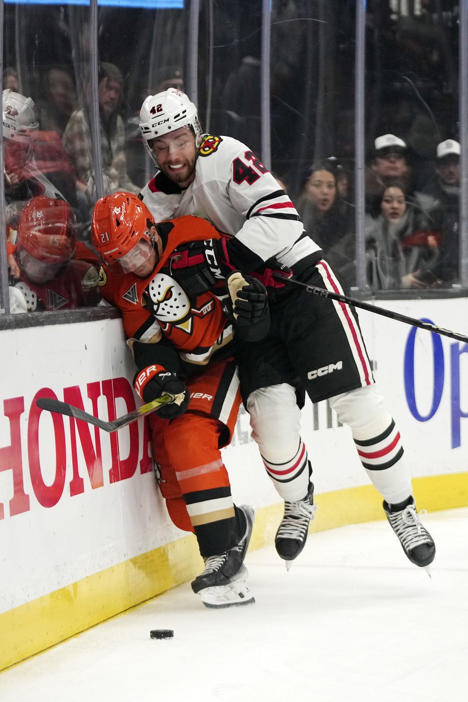 Bedard has 3 assists as Blackhawks defeat Ducks 4-2 | iNFOnews.ca
