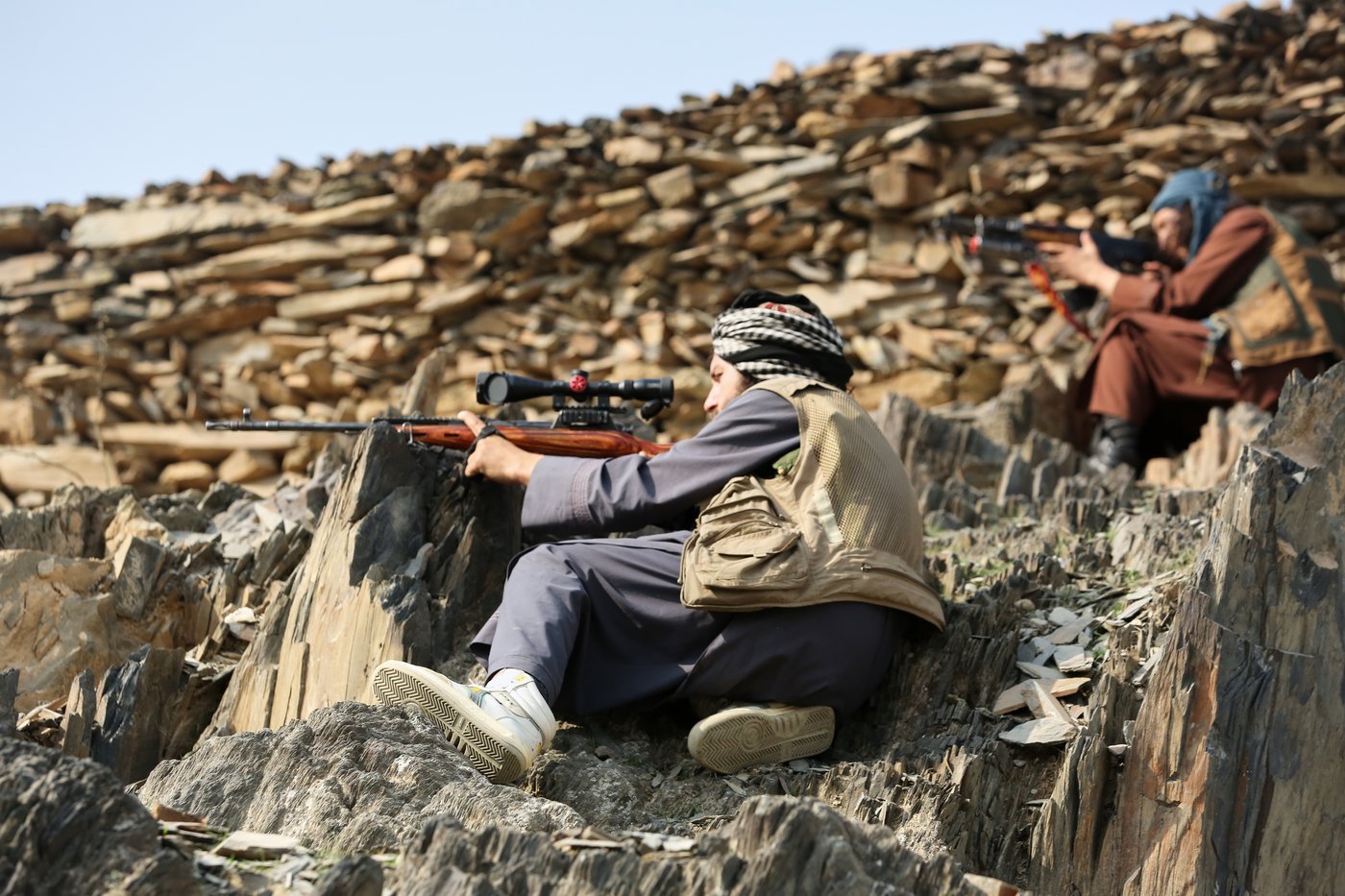 Afghanistan's soldiers guard the border with Pakistan as both countries trade attacks, in photos | iNFOnews.ca