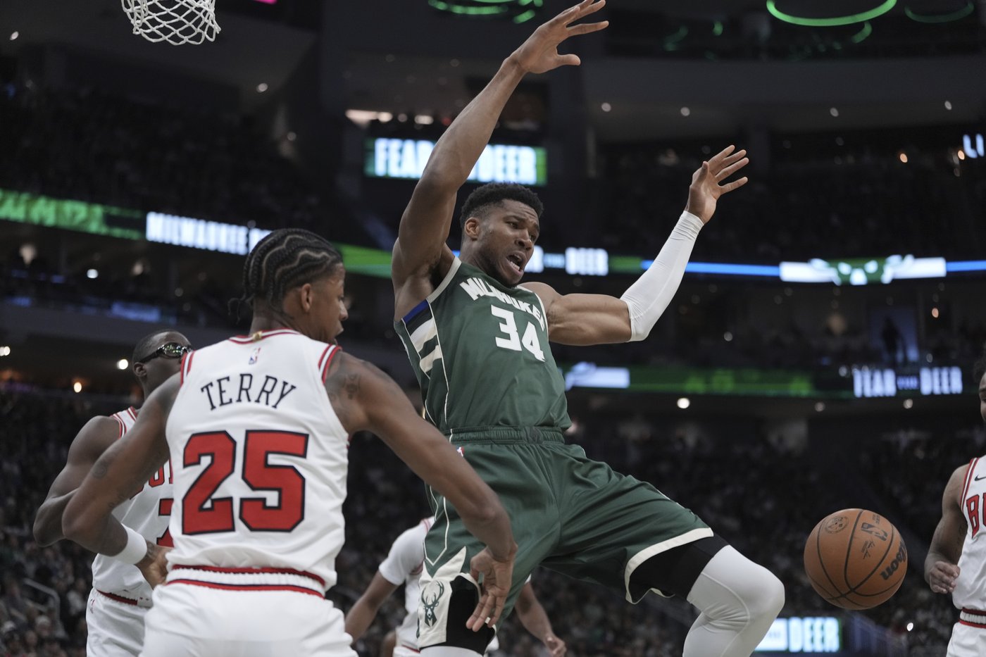 Coby White scores 35, Bulls roll past Bucks 133-122 to get in the win column | iNFOnews.ca Coby White scores 35, Bulls roll past Bucks 133-122 to get in the win column | iNFOnews.ca