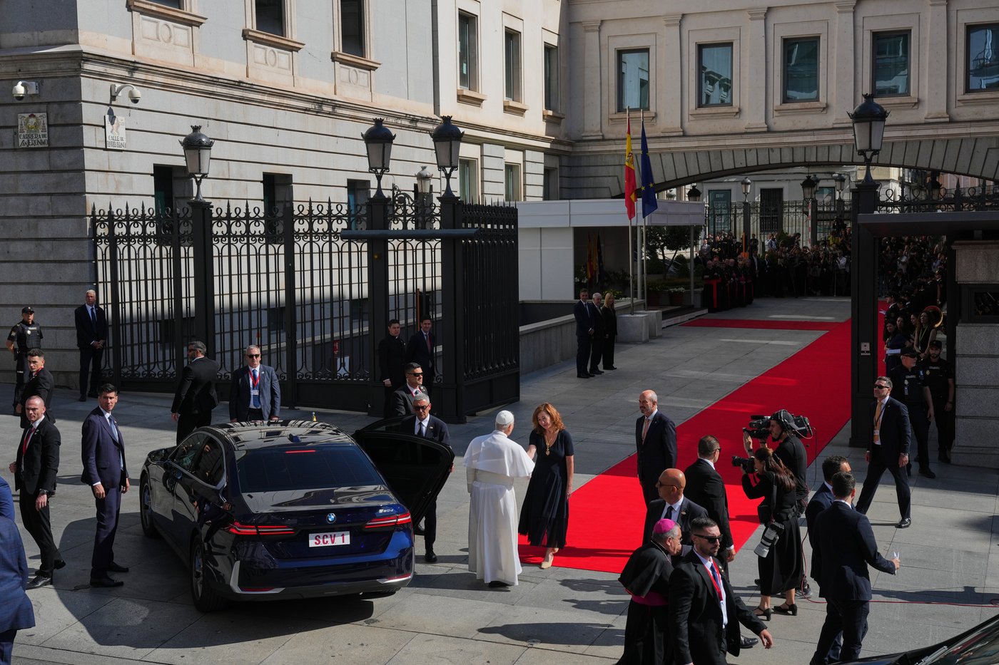 Pope's historic speech to Spain's parliament demands respect for migrants and gets 7-minute ovation | iNFOnews.ca Pope's historic speech to Spain's parliament demands respect for migrants and gets 7-minute ovation | iNFOnews.ca