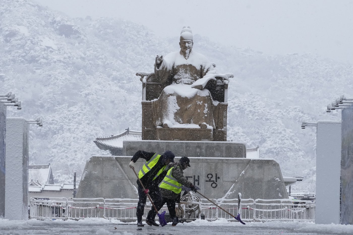 Worst November snowstorm in half century hits Seoul and grounds hundreds of airplane flights | iNFOnews.ca
