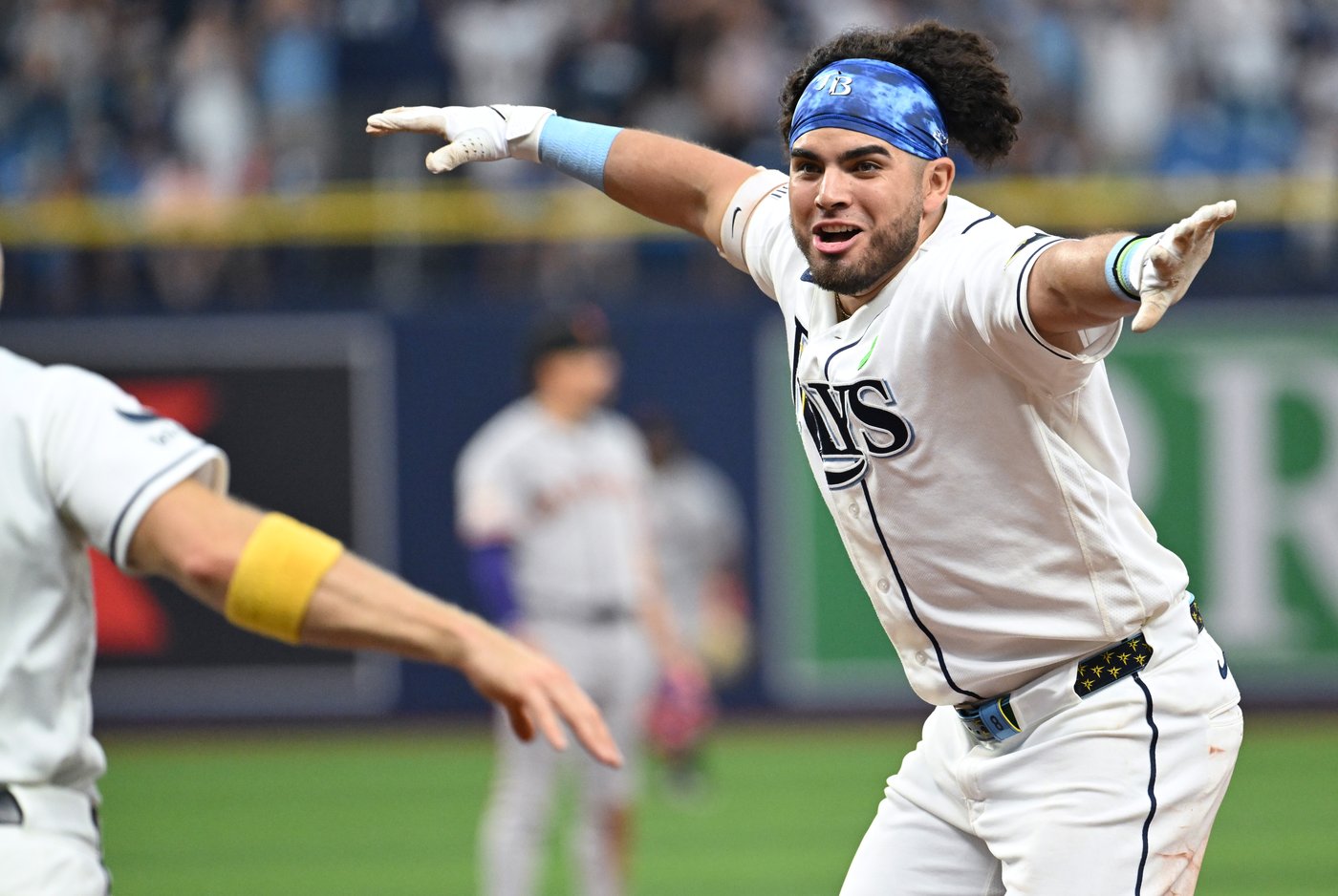 Jonathan Aranda's walk-off single gives Rays 2-1 win over Giants for 3-game sweep | iNFOnews.ca