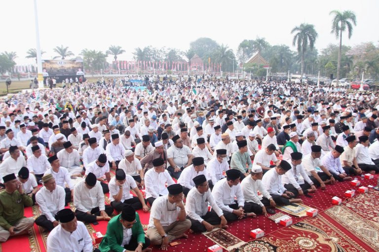 Indonesians brave choking smoke to pray for rain as country battles wildfires | iNFOnews.ca