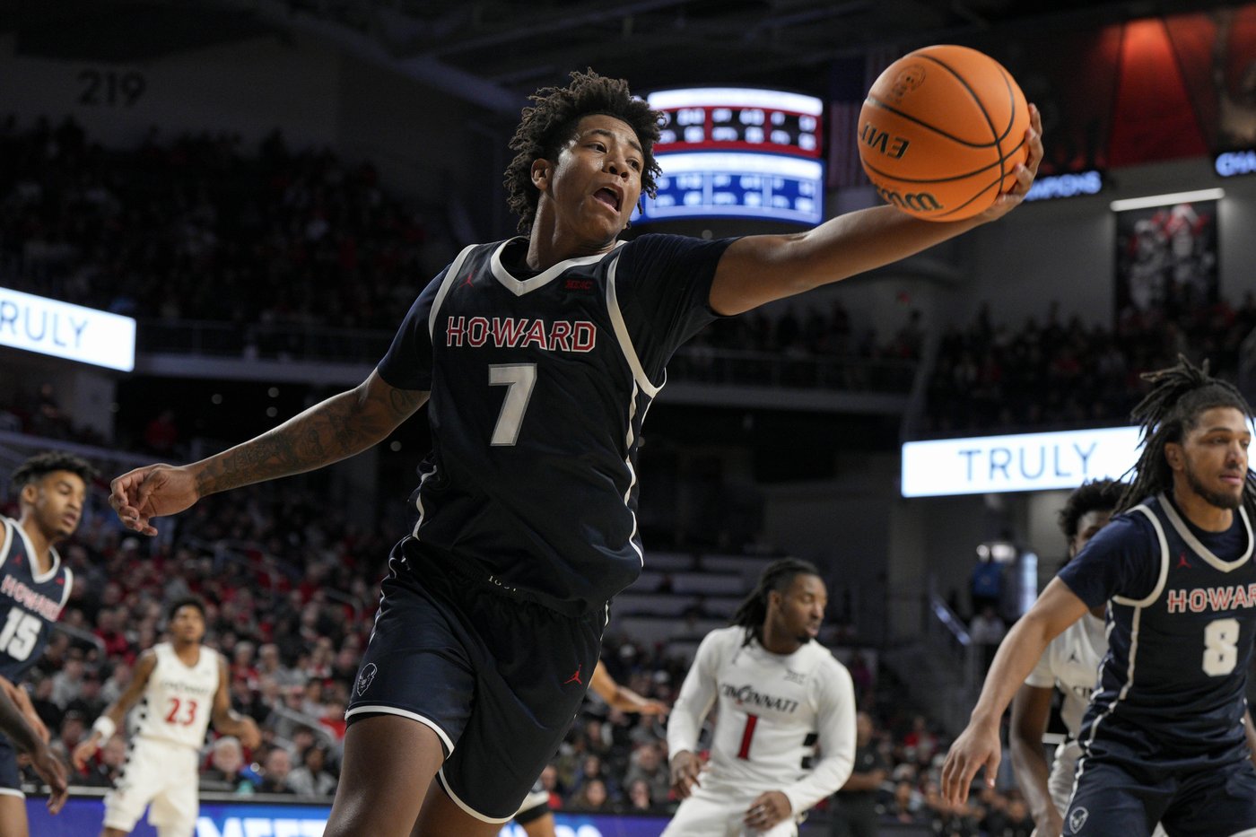 No. 14 Cincinnati pulls away in the second half and beats Howard 84-67 | iNFOnews.ca