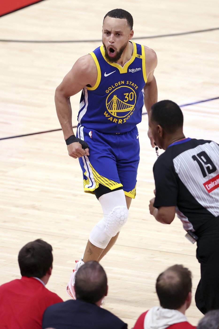 Stephen Curry scores 31 points in the Warriors' 95-85 victory over the Rockets 95-85 in Game 1 | iNFOnews.ca Stephen Curry scores 31 points in the Warriors' 95-85 victory over the Rockets 95-85 in Game 1 | iNFOnews.ca