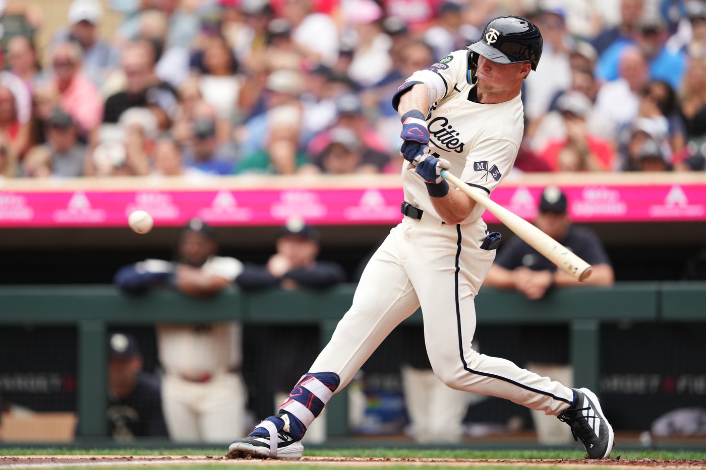 Benintendi has all three Chicago hits, including a home run, as White Sox beat Twins 3-2 | iNFOnews.ca