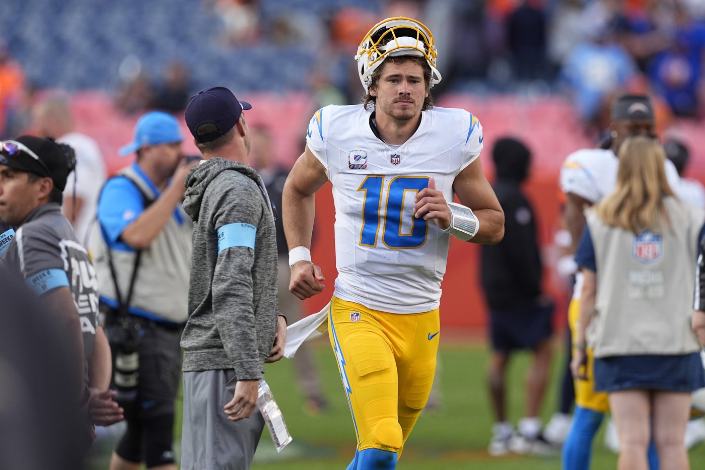 Herbert leads Chargers to 23-16 win over the Broncos, who lose Surtain to a concussion | iNFOnews.ca