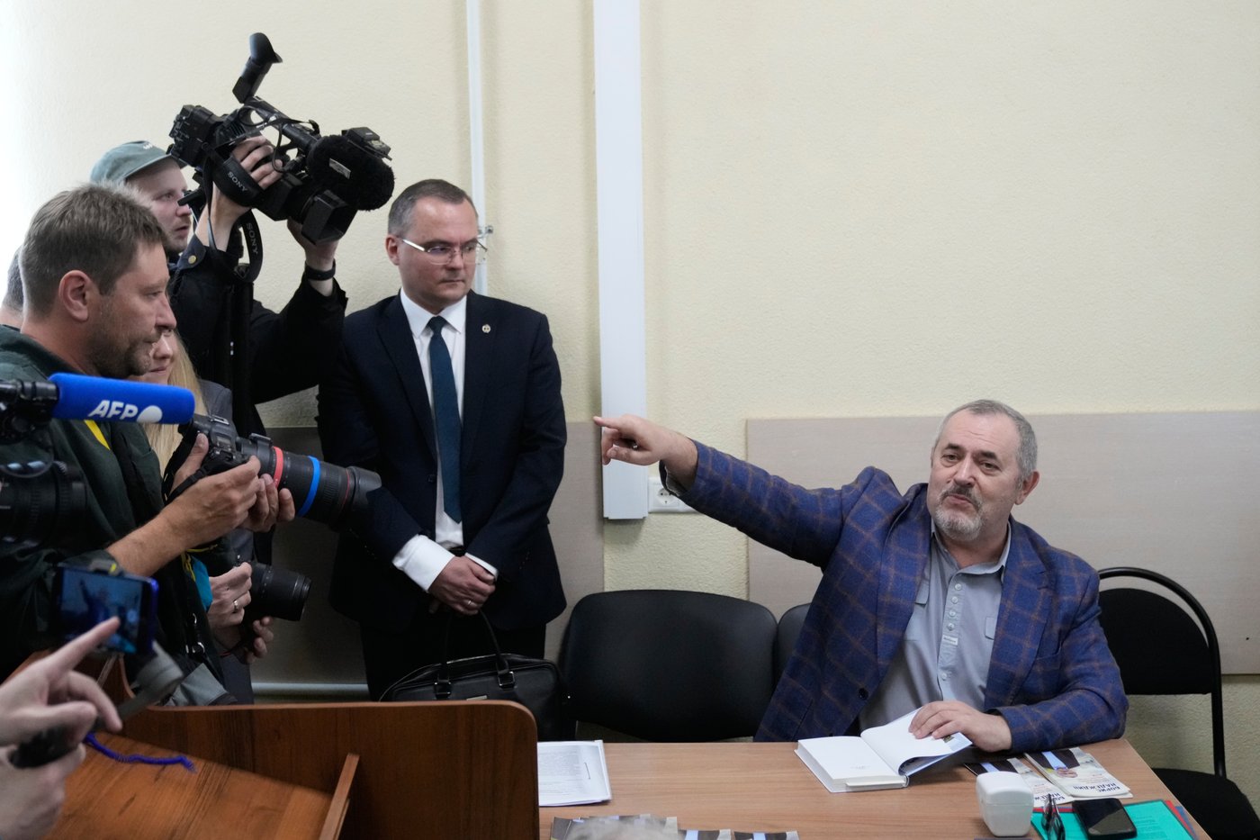A Putin critic leaves Russia after he is barred him from running for parliament | iNFOnews.ca A Putin critic leaves Russia after he is barred him from running for parliament | iNFOnews.ca