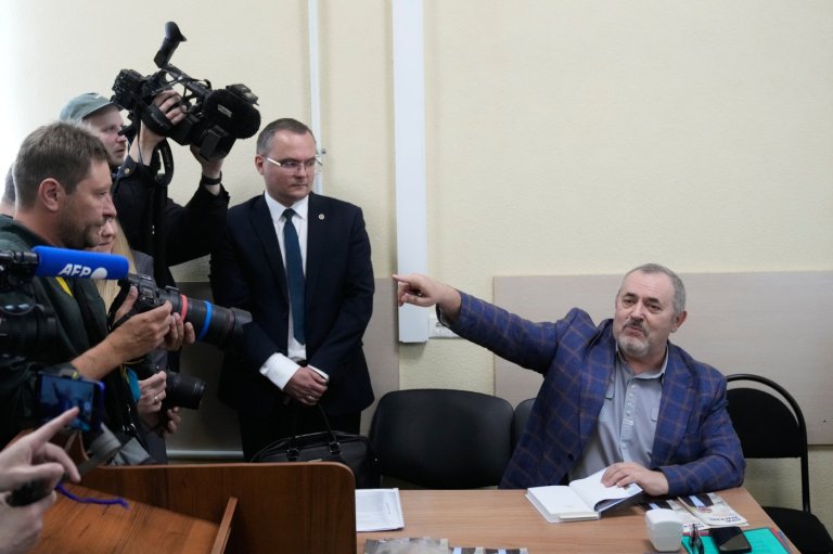 A Putin critic leaves Russia after he is barred him from running for parliament | iNFOnews.ca