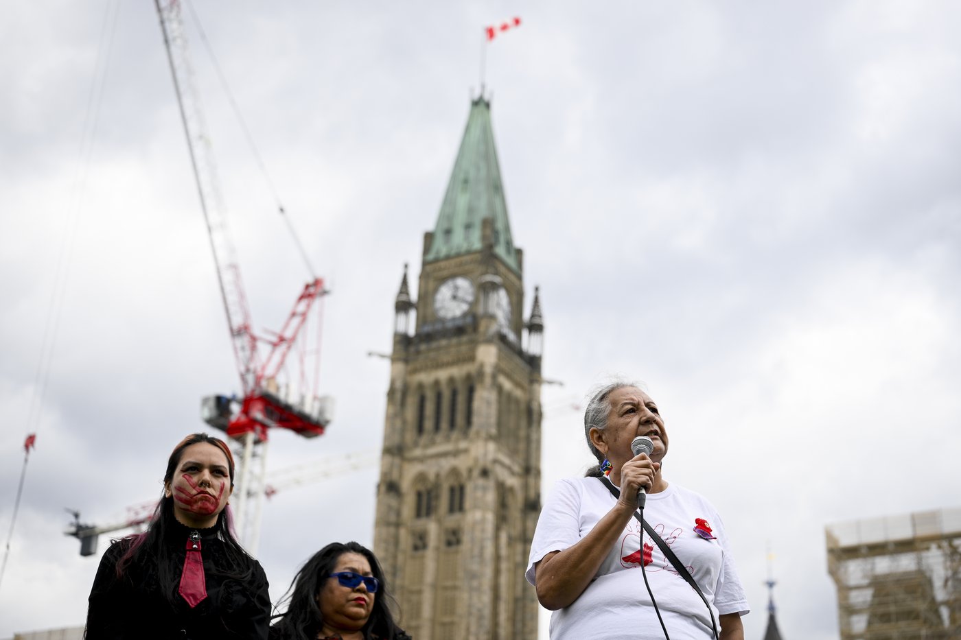 Vigil held on Parliament Hill for missing and murdered Indigenous women | iNFOnews.ca