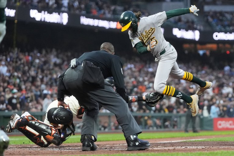 Devers, Bericoto homer in ninth inning, Giants rally past A's 2-1 | iNFOnews.ca