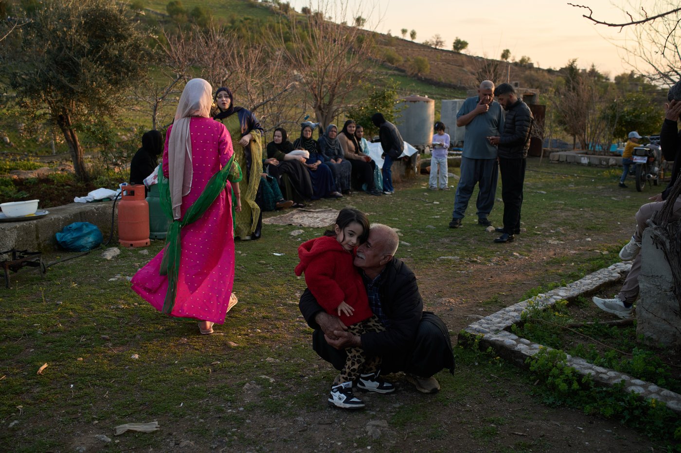 Tradition and worry at an iftar gathering near the Iran-Iraq border in photos | iNFOnews.ca