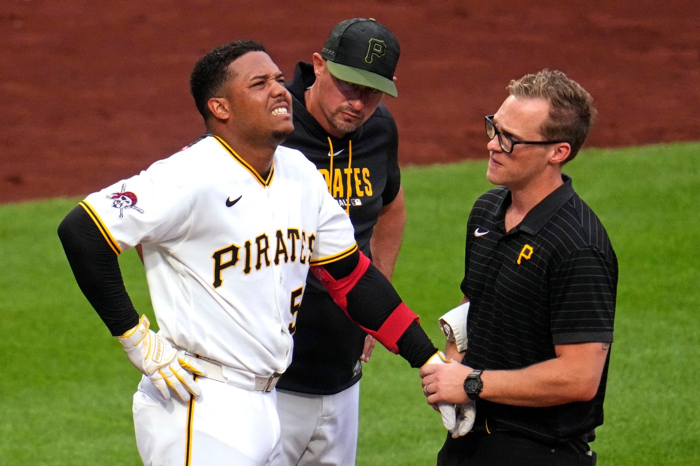 Rookie Esmerlyn Valdez returns to Pirates' lineup a night after being hit on the left hand | iNFOnews.ca Rookie Esmerlyn Valdez returns to Pirates' lineup a night after being hit on the left hand | iNFOnews.ca
