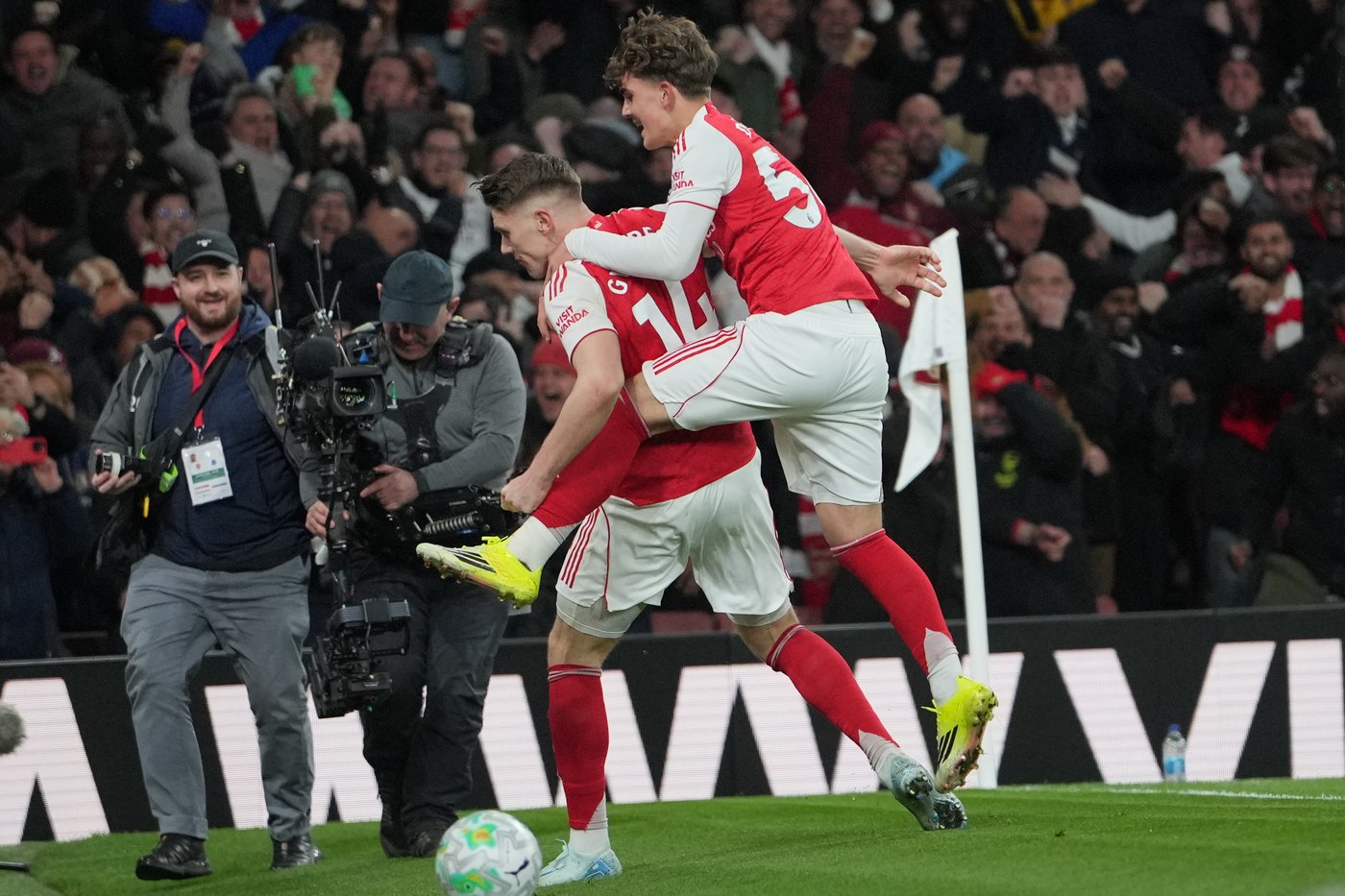 Arsenal strengthens grip on title race as Dowman becomes youngest ever Premier League scorer | iNFOnews.ca Arsenal strengthens grip on title race as Dowman becomes youngest ever Premier League scorer | iNFOnews.ca