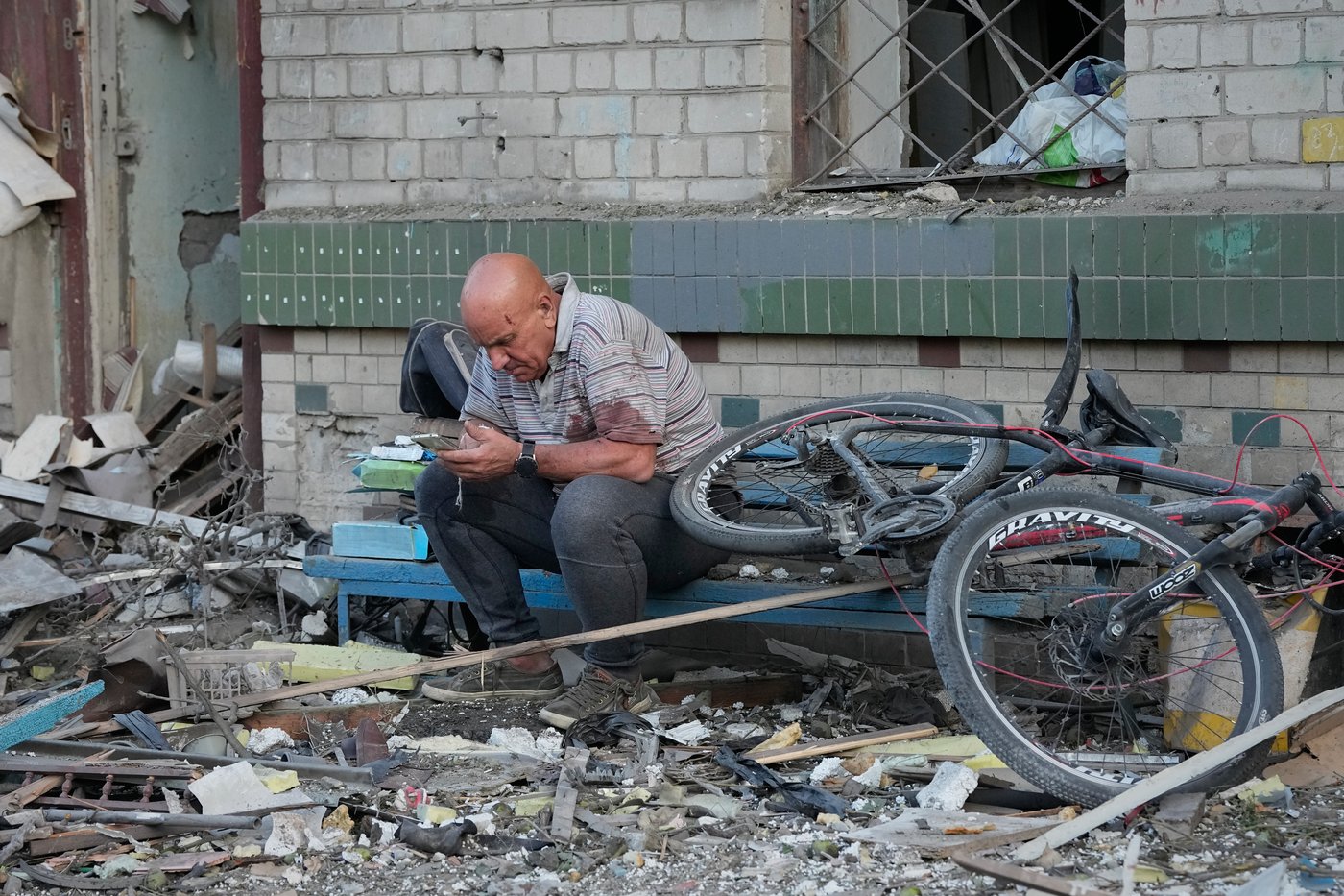 Photos show aftermath of large-scale Russian attack overnight in Kyiv | iNFOnews.ca