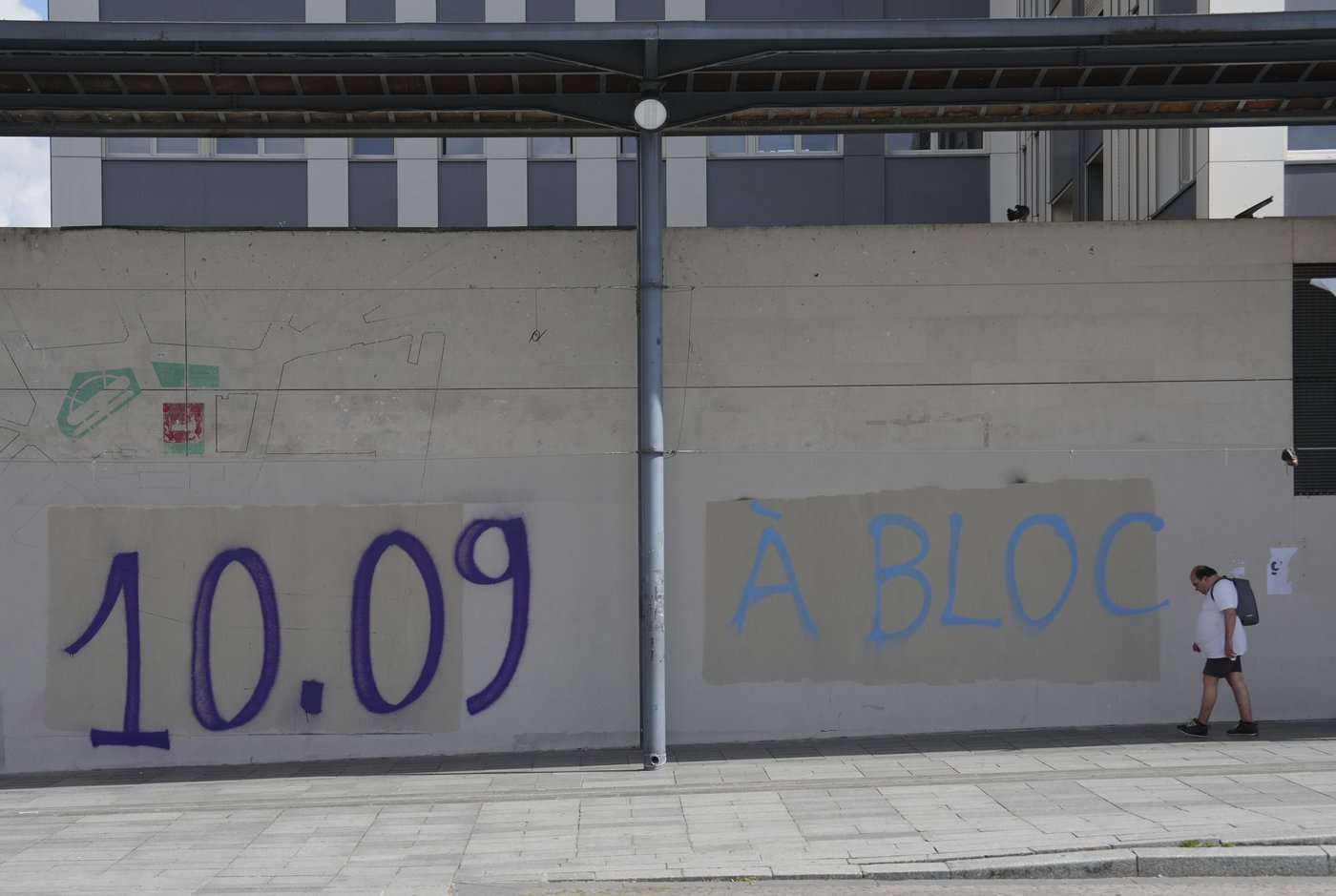 'Block Everything' protests and pigs' heads roil France as Macron installs new PM | iNFOnews.ca