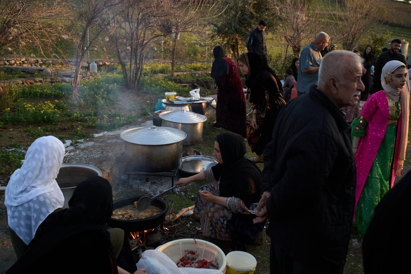 Tradition and worry at an iftar gathering near the Iran-Iraq border in photos | iNFOnews.ca