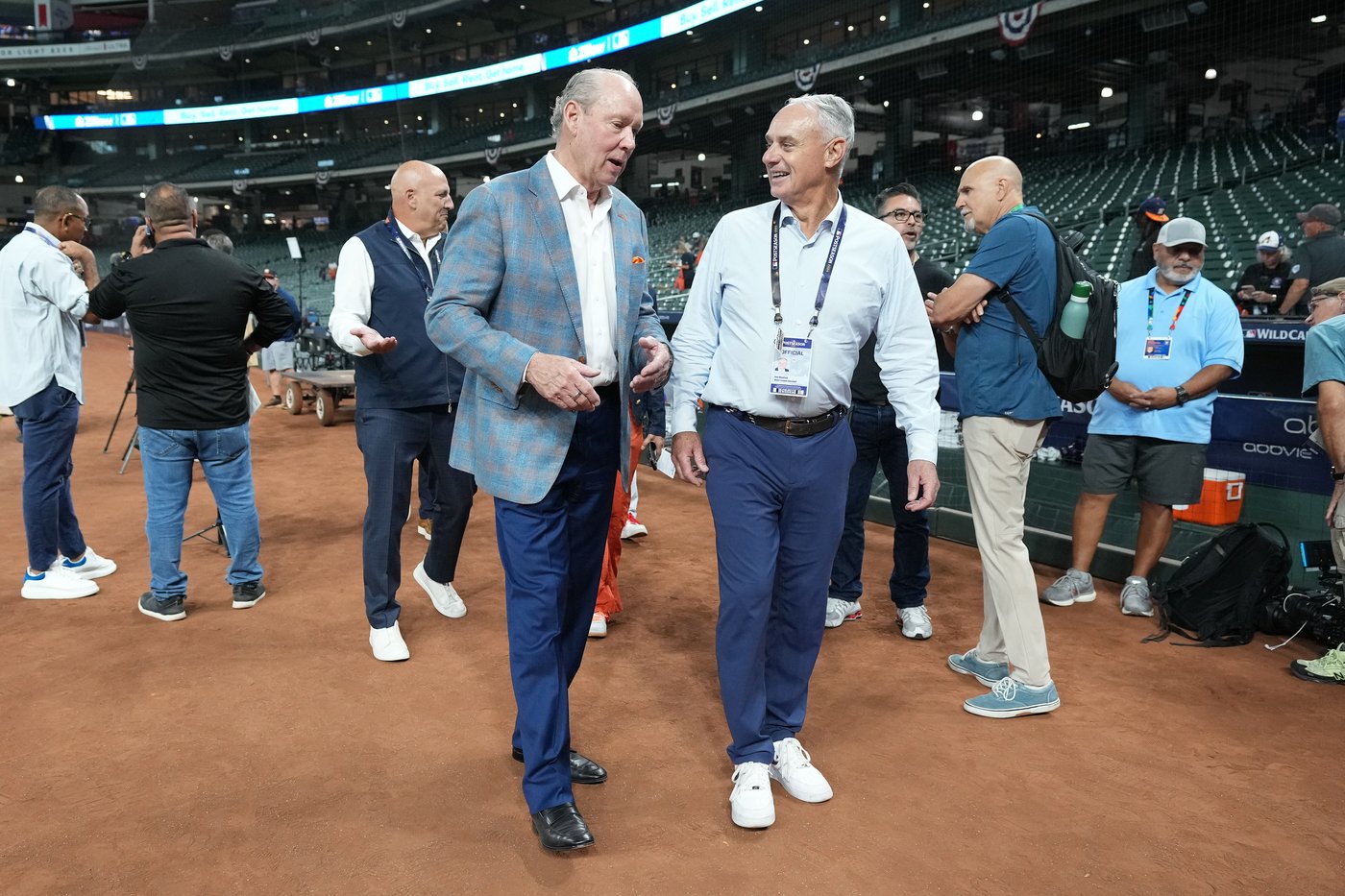 Sparse crowd, empty seats greet .500 Astros for wild-card opener vs White Sox | iNFOnews.ca
