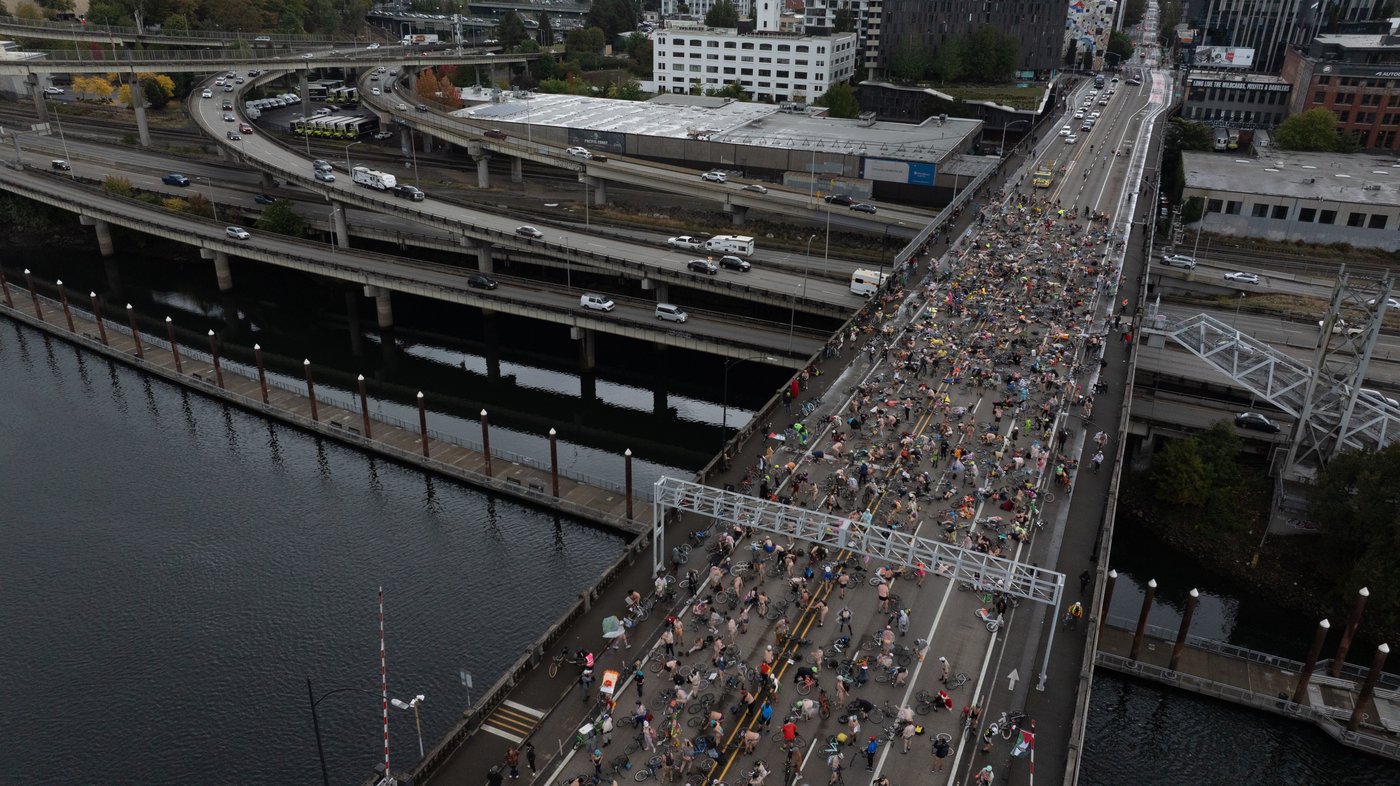 Naked bike riders demonstrate against federal troops in 'quintessentially Portland' protest | iNFOnews.ca
