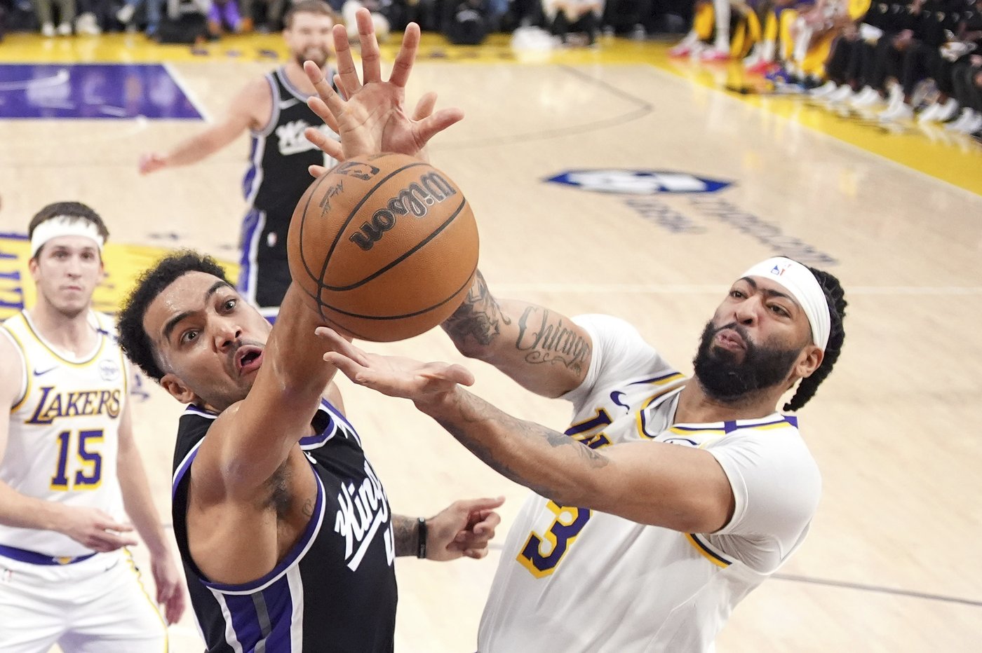 Anthony Davis, Lakers spoil interim coach Doug Christie's Kings debut with 132-122 win | iNFOnews.ca Anthony Davis, Lakers spoil interim coach Doug Christie's Kings debut with 132-122 win | iNFOnews.ca