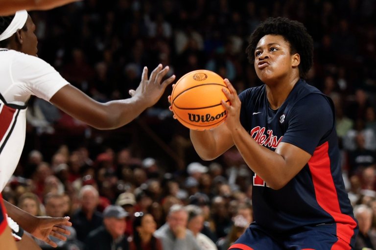 AP women's basketball player of the week is No. 9 Iowa's Ava Heiden | iNFOnews.ca