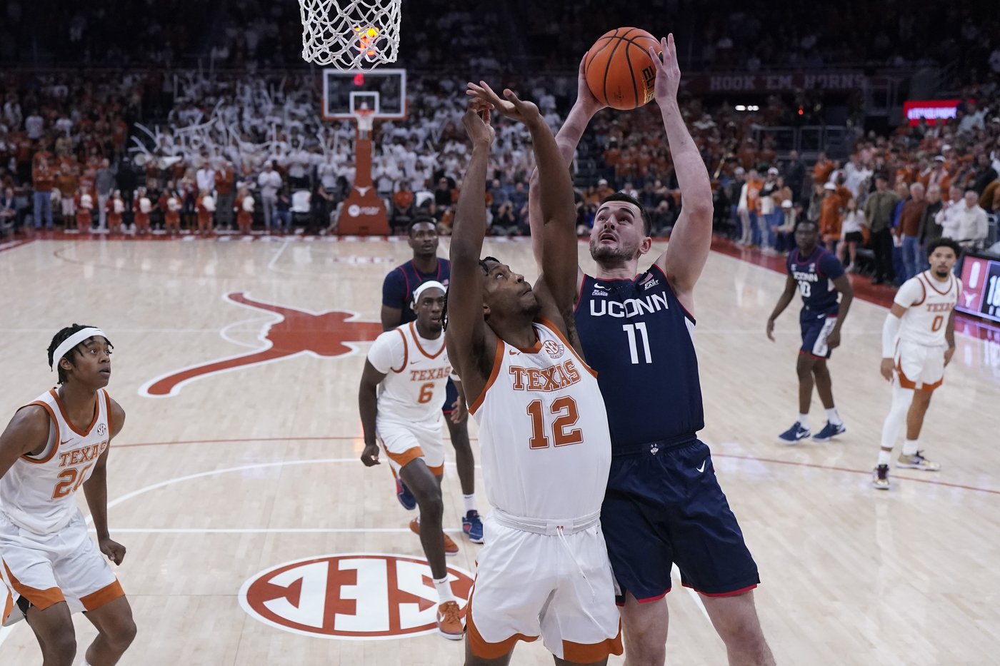 Karaban has 21 points and 11 rebounds in return, leads No. 25 UConn past Texas 76-65 | iNFOnews.ca