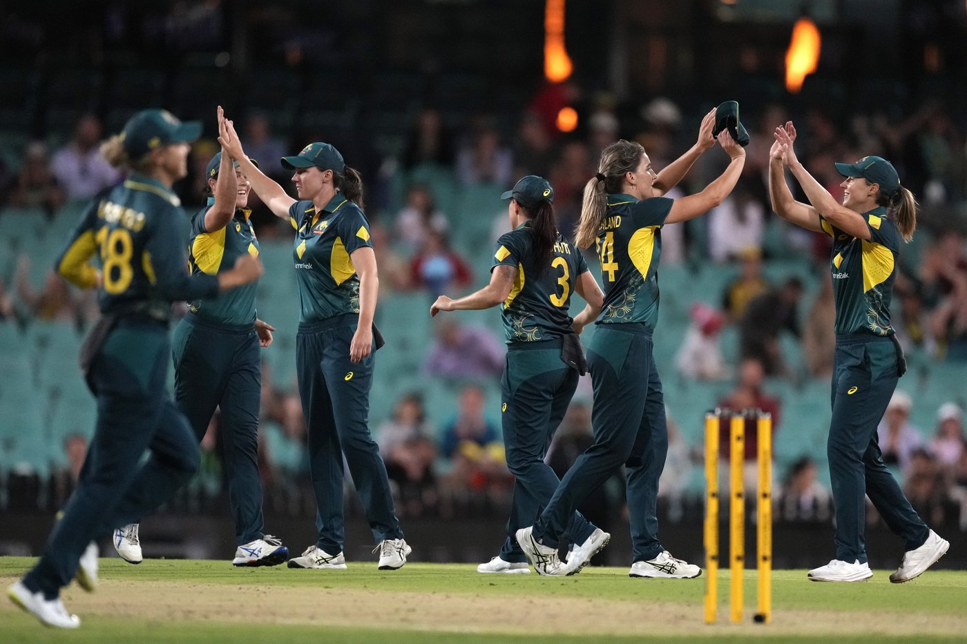 Australia's cricketers retain Women's Ashes after fourth straight win in the series against England | iNFOnews.ca Australia's cricketers retain Women's Ashes after fourth straight win in the series against England | iNFOnews.ca