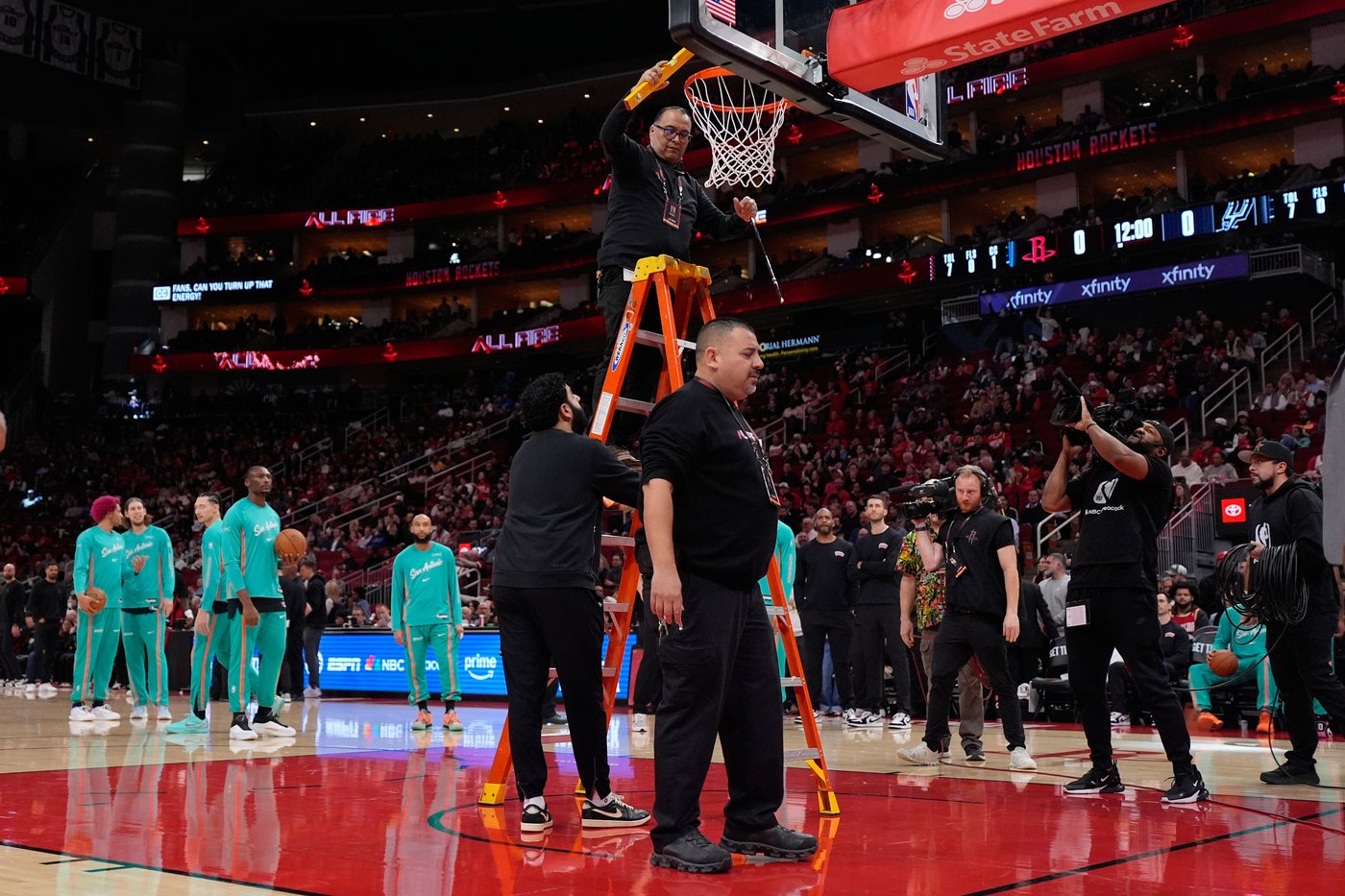 Start of Spurs-Rockets game delayed 22 minutes while a bent rim was replaced | iNFOnews.ca Start of Spurs-Rockets game delayed 22 minutes while a bent rim was replaced | iNFOnews.ca