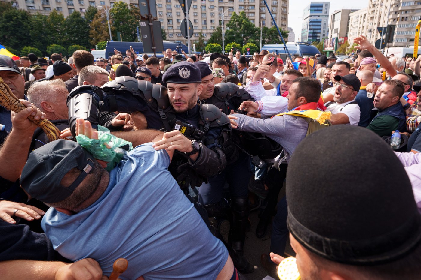 Photos of Romanian farmers protesting export restrictions | iNFOnews.ca